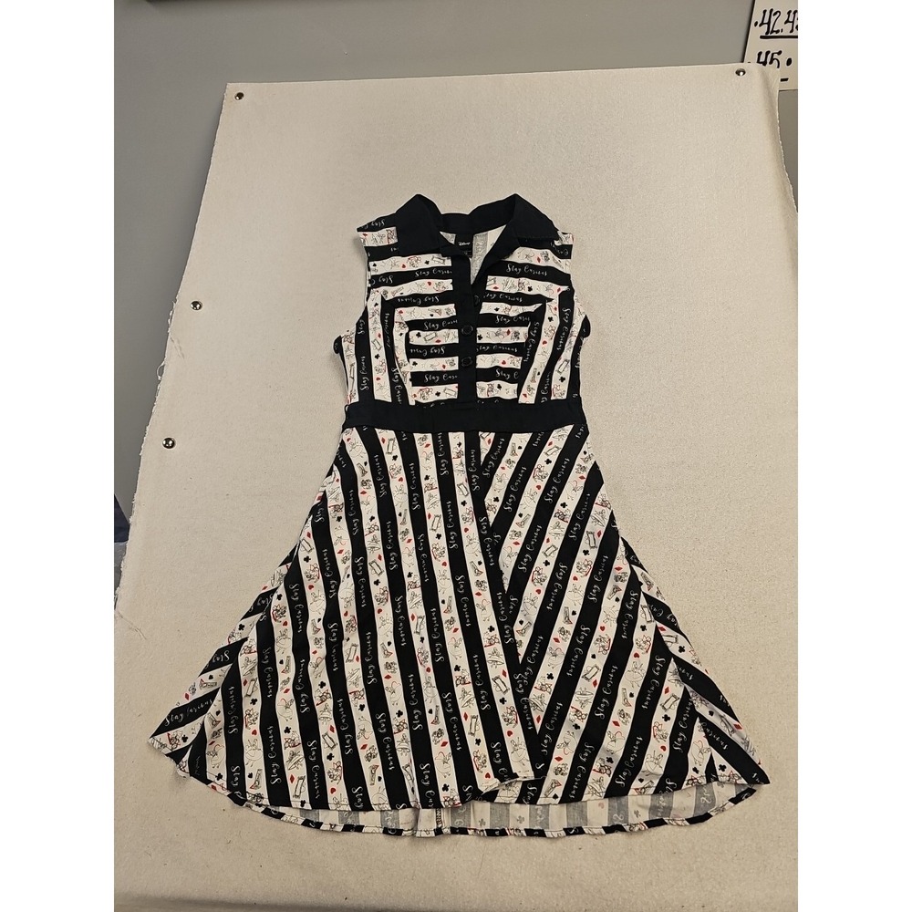 DISNEY SIZE S BLACK/WHITE ALICE IN WONDERLAND STAY CURIOUS SIDE ZIP SKATER